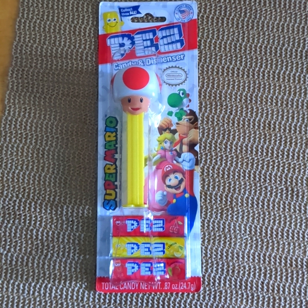 Pez dispenser w/ candy "Toad" super Mario New